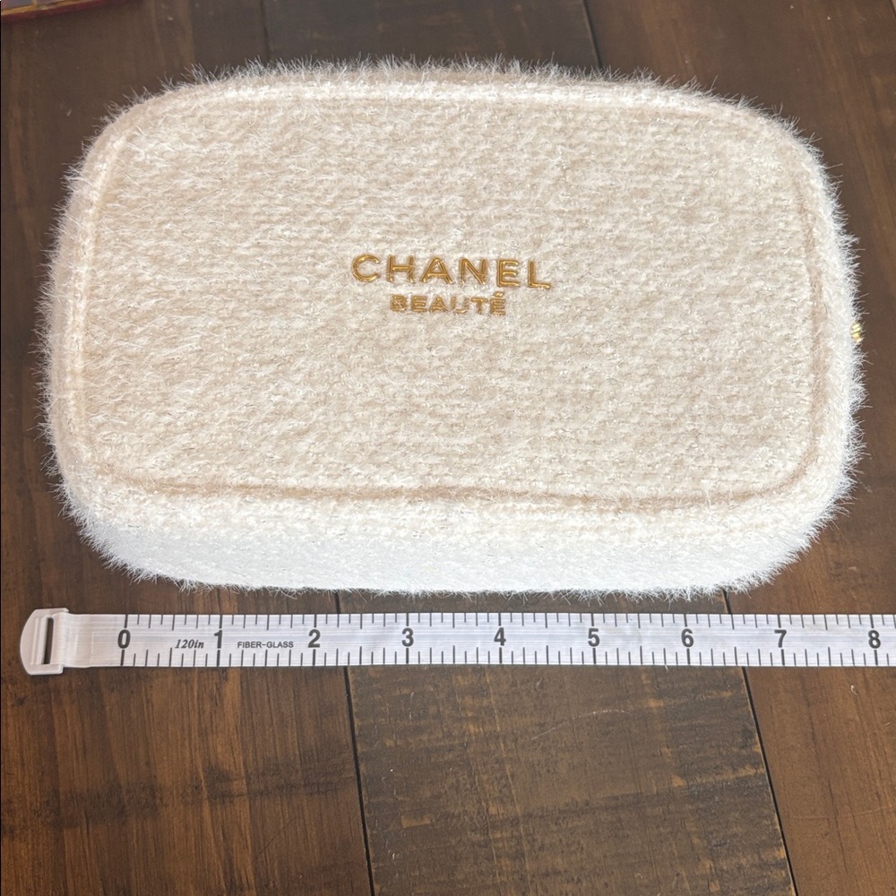 Chanel Beaute Snowflake Cosmetic Bag - Picture 7 of 7